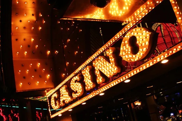 Fortune Mouse roulette table with live dealer and betting interface